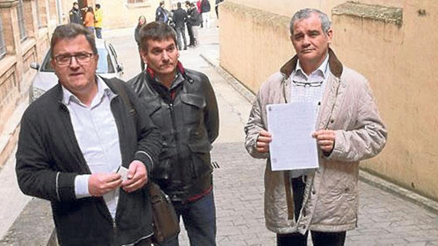 A la derecha de la foto, Luis Ruiz, exjefe de taller, cuando presentó la denuncia en el juzgado.