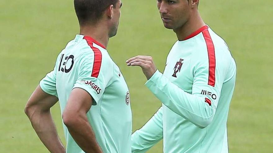 Cristiano Ronaldo y Pepe, durante el entrenamiento de Portugal.