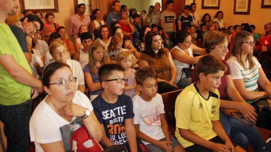 Los participantes en el acto de cierre del Corpus de Bueu. // S.A.