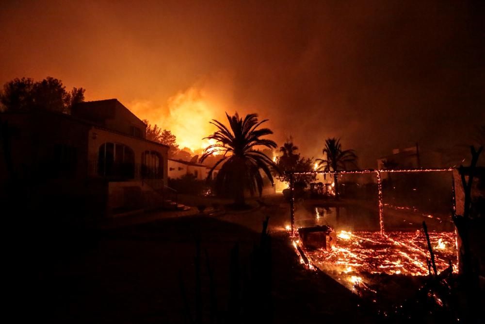 Desalojan a centenares de personas en Xàbia por un incendio que avanza sin control