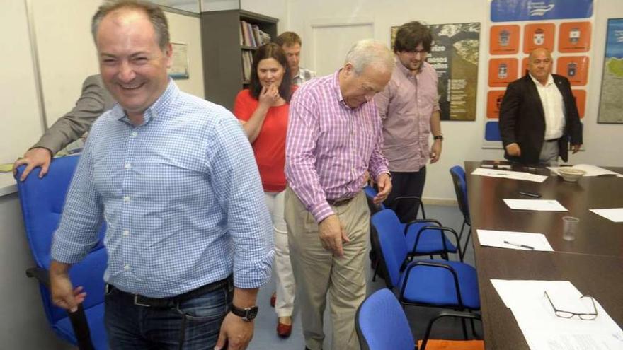 Integrantes del Consorcio As Mariñas, con el primer teniente de alcalde de Culleredo en primer término.