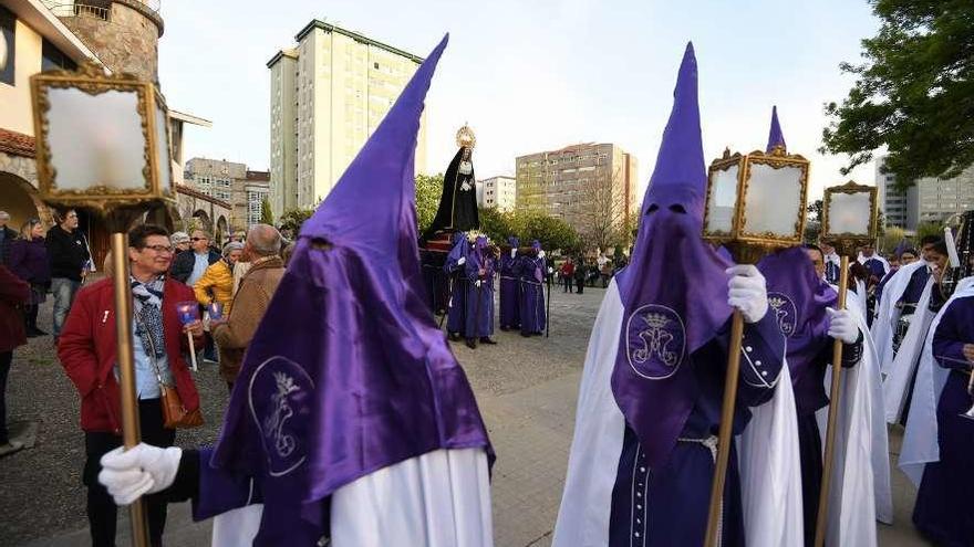 La procesión a la salida de la iglesia de San José de Campolongo. // Gustavo Santos