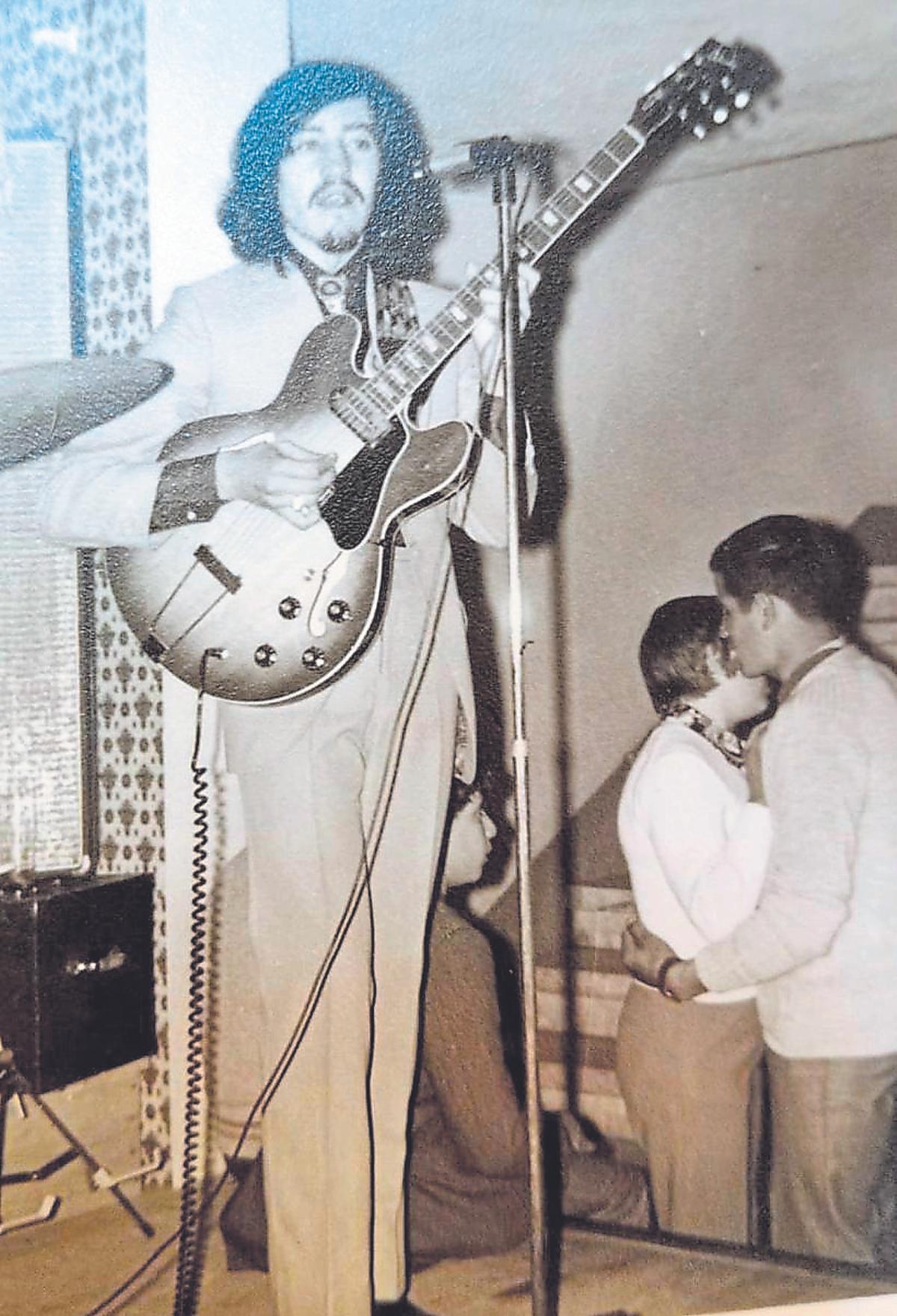 El autor como guitarrista del grupo Ceniza