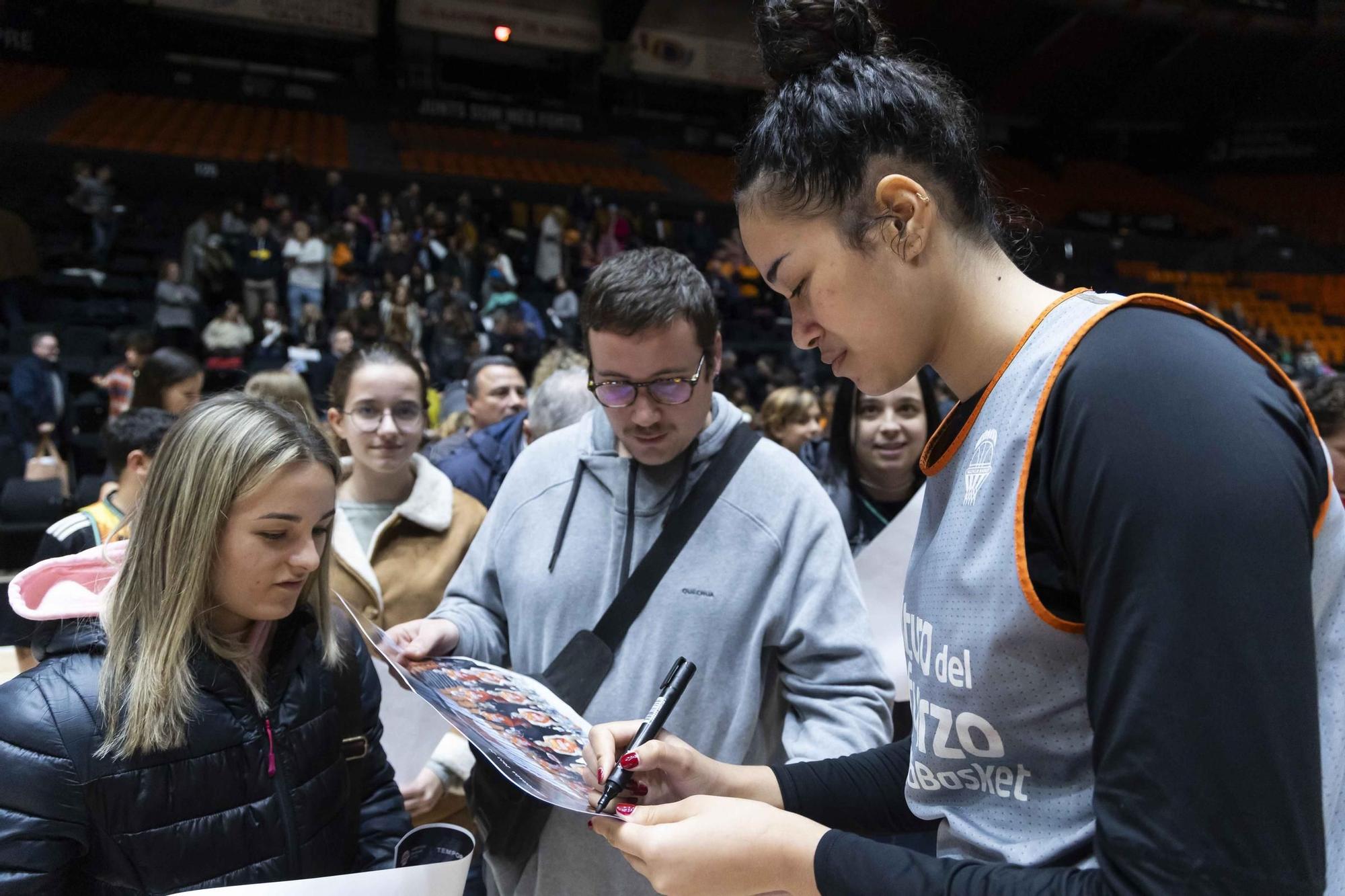 Entrenamiento abierto con la afición de Valencia Basket