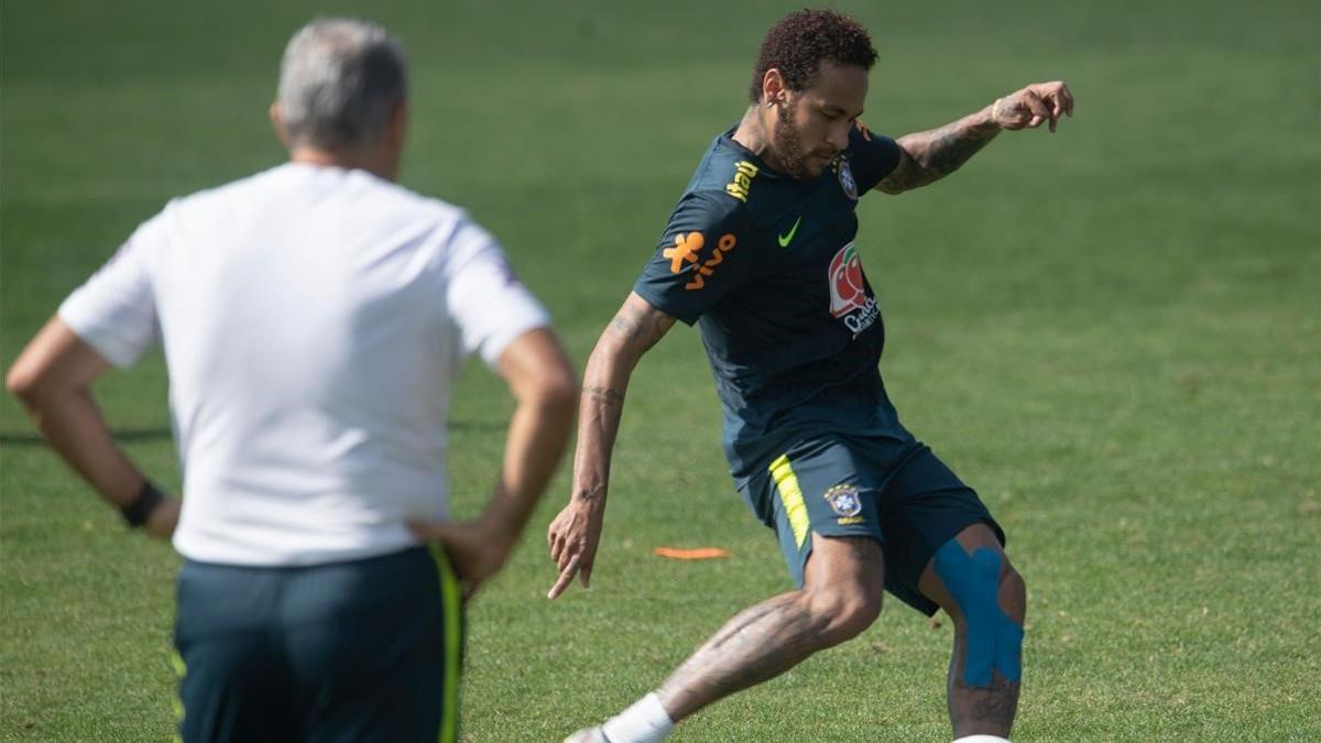 Tite observa a Neymar en un entrenamiento de la selección brasileña en Granja Comary.