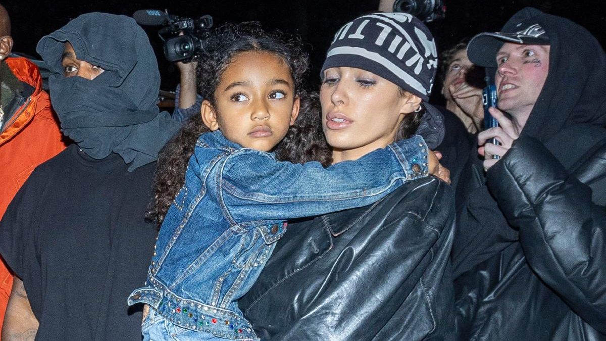 Bianca Censori con Chicago West