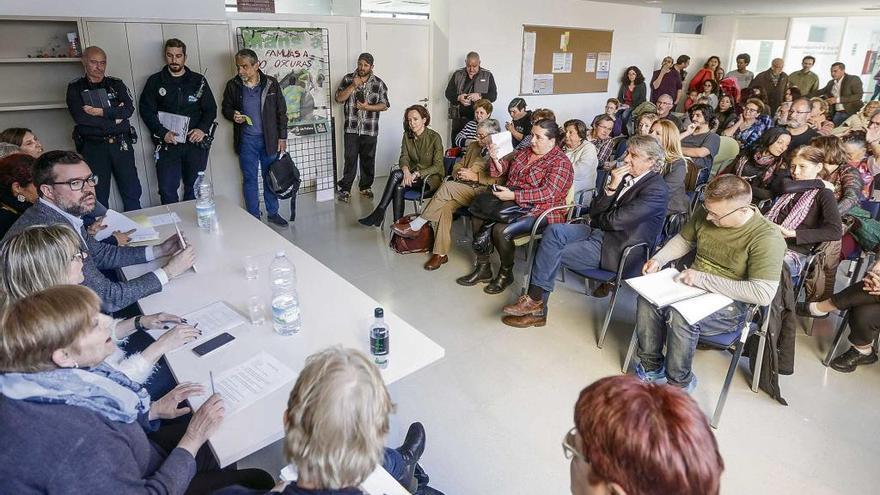 El alcalde de Palma, en el centro de la mesa, se reunió ayer con vecinos de las viviendas sociales