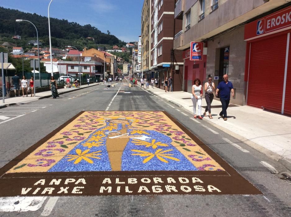 Cuando aún quedan varias horas para la procesión del Corpus las calles de Bueu ofrecen ya su mejor aspecto