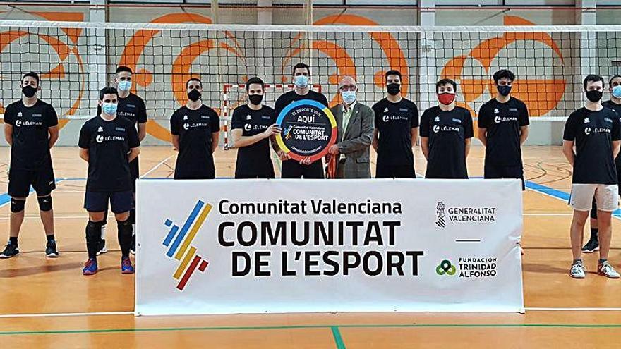 El Léleman Voleibol Valendia, durante la visita de Juan Miguel Gómez, director de Proyectos de la Fundación Trinidad Alfonso