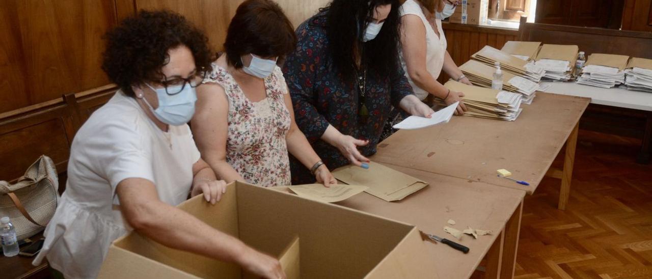 Recuento del voto emigrante en las elecciones gallegas de 2020. |   // RAFE VÁZQUEZ