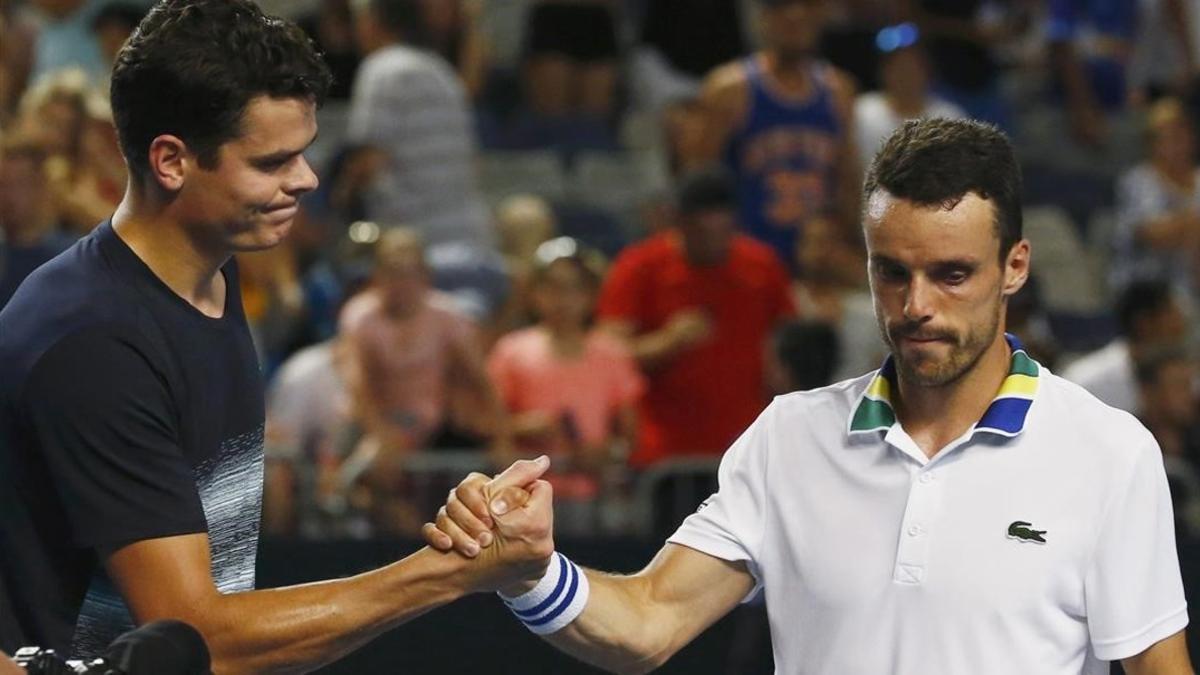 Bautista, cabizbajo, saluda al vencedor Raonic.