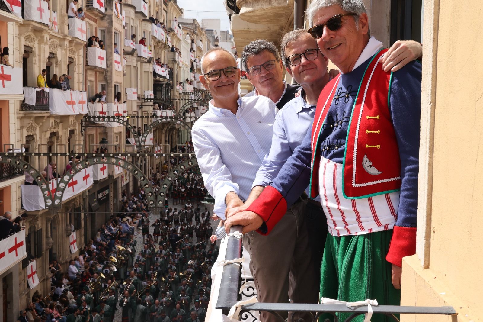 La redacción de INFORMACIÓN en Alcoy vive los Moros y Cristianos