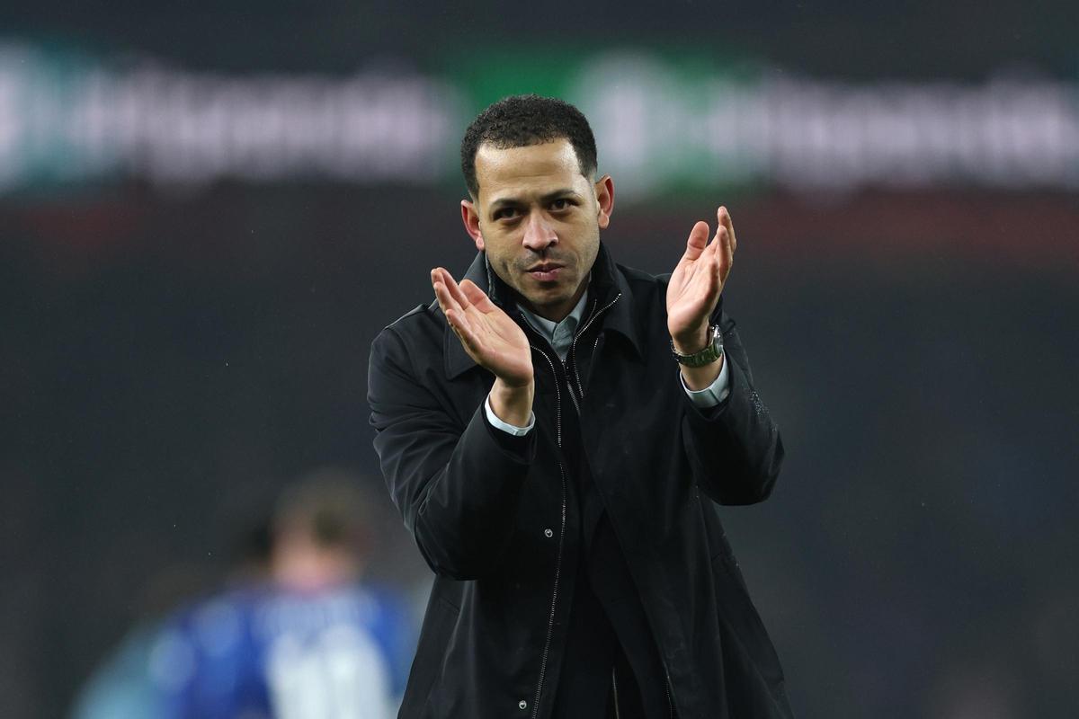 Liam Rosenior, entrenador del Chelsea, durante la semifinal de la Carabao Cup ante el Arsenal