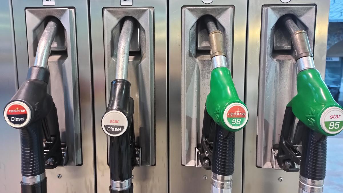 Surtidores de gasolina en una estación de servicio.