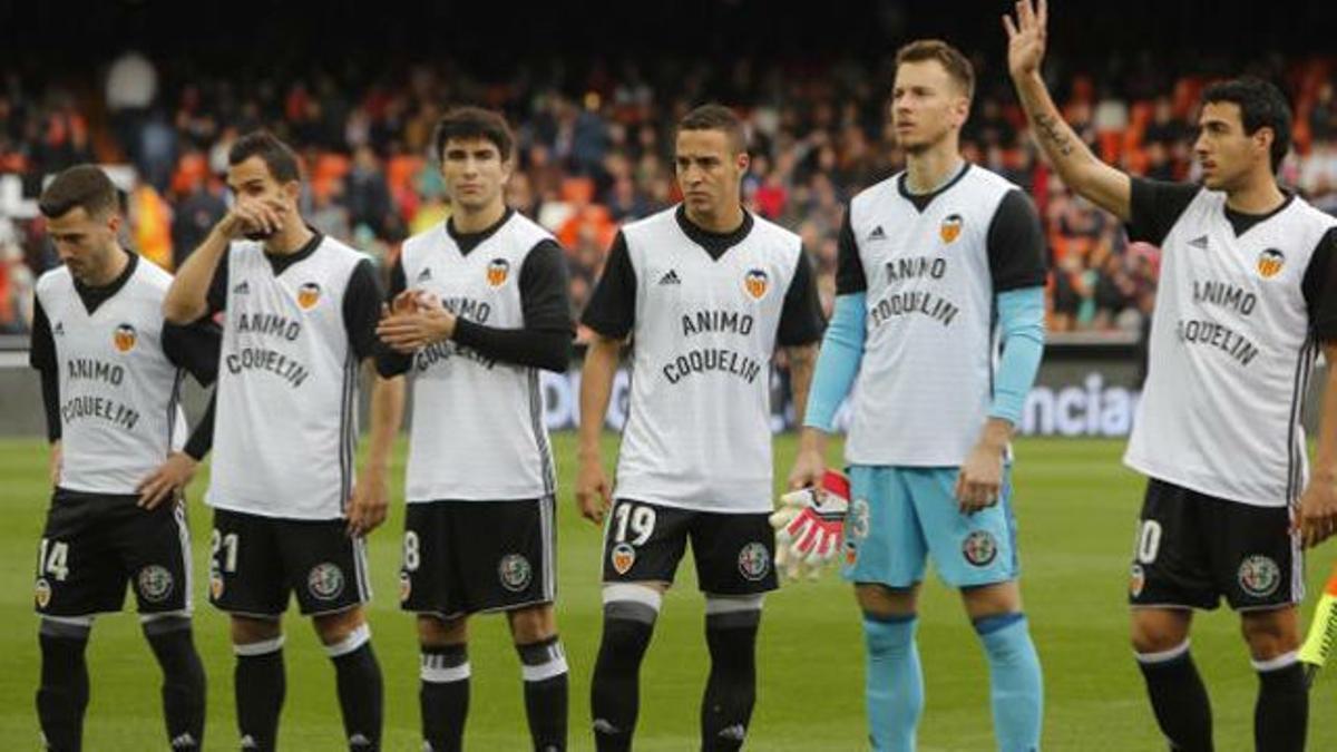 LALIGA | Valencia-Alavés (3-1): El Valencia saltó con camisetas de ánimo a Coquelin