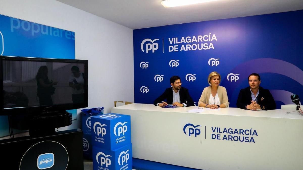 Granja y otros miembros del PP de Vilagarcía en una comparecencia.