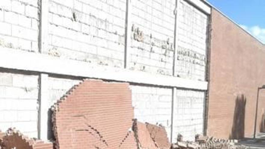 La Conselleria de Educación reparará el  muro del IES de Torrellano la próxima semana