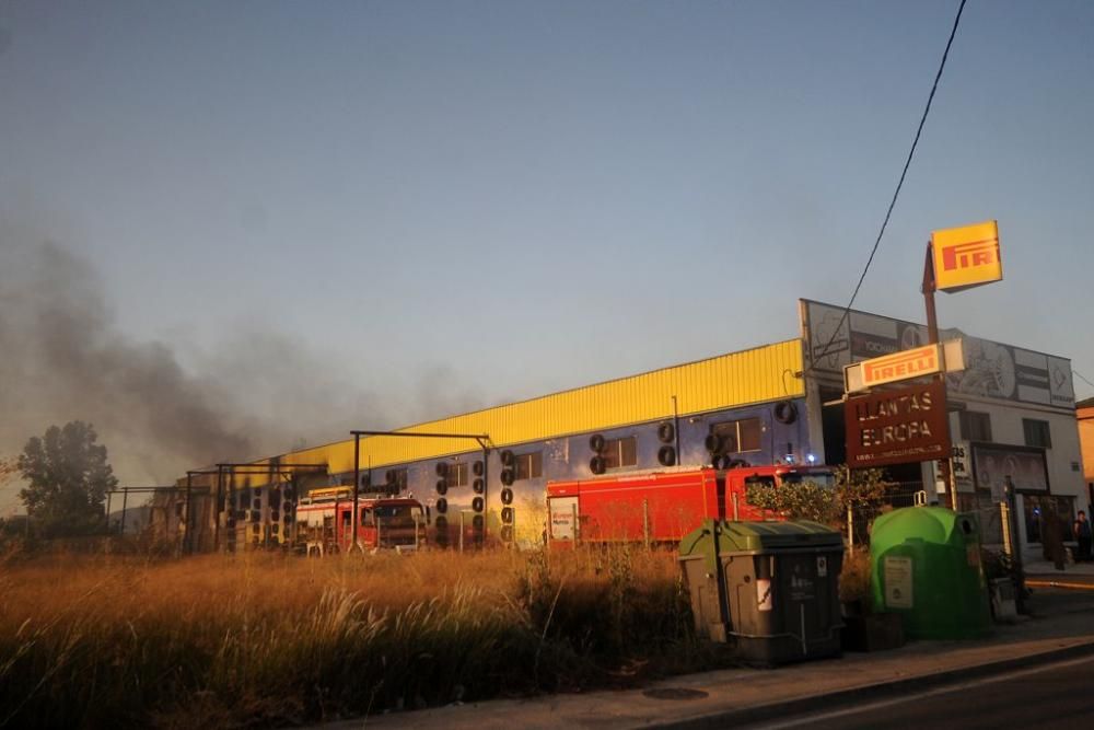 Arde una tienda de neumáticos en Murcia