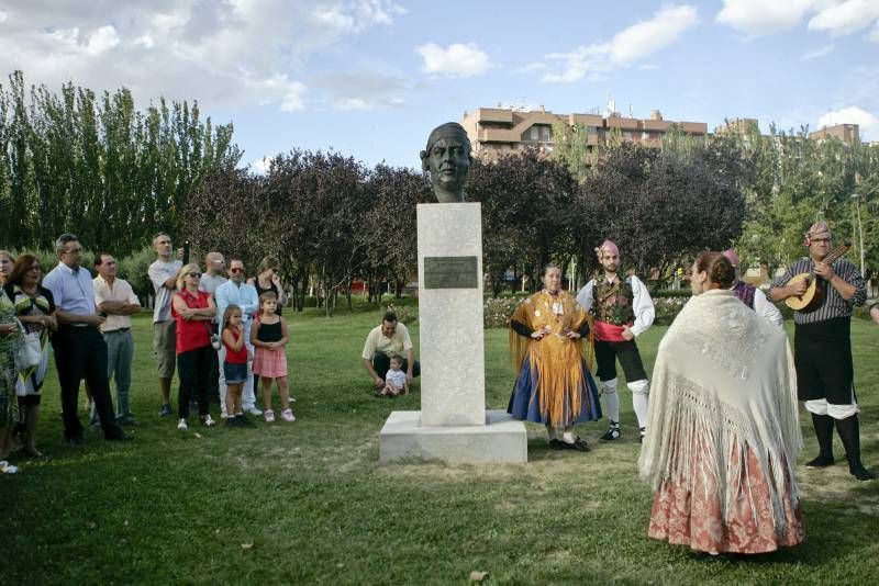 Inauguración de la escultura al jotero Mariano Arregui