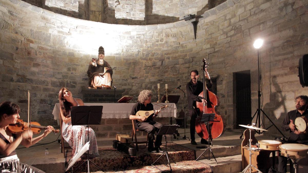 Una imagen del concierto de Enrike Solinís y Euskal Barrok Ensemble, este viernes en Siresa.