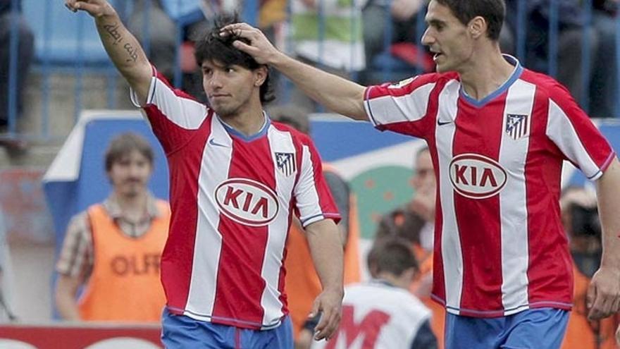 Pablo felicita a Agüero por uno de sus goles.