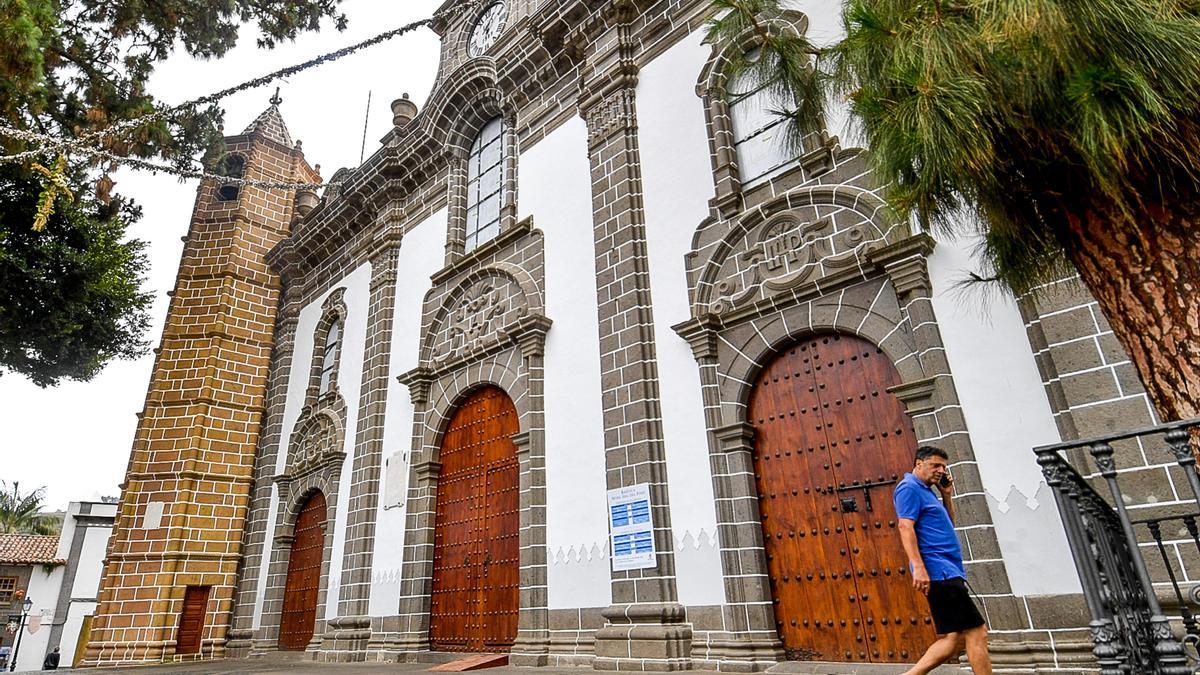 Fachada de la iglesia de Teror, con la torre.