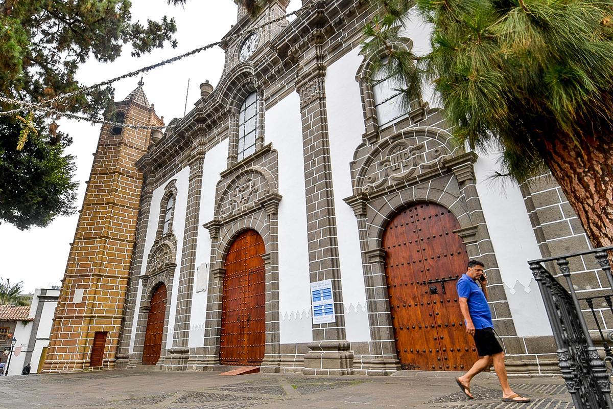Fachada de la iglesia de Teror, con la torre.