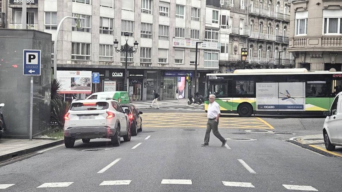 Vista del cruce entre Gran Vía, Lepanto y Urzáiz, en el que se ha pintado una gran cuadrícula amarilla con líneas entrelazadas.