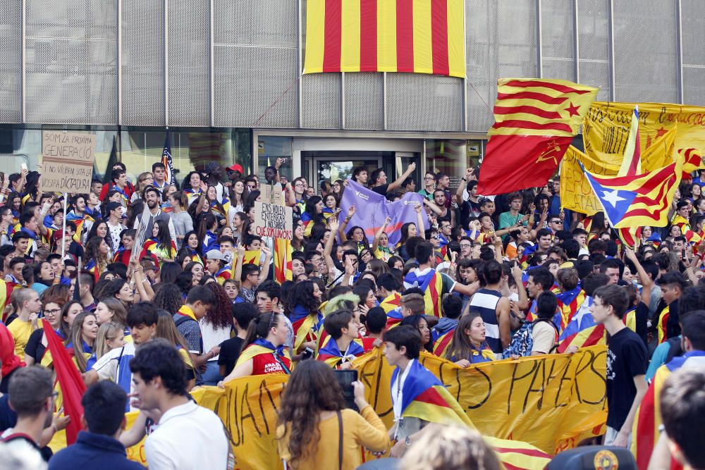 Manifestació d'estudiants universitaris i de secundària al centre de Girona