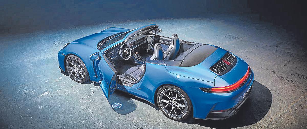 Por primera vez, el Porsche 911 T también está disponible con carrocería descapotable.