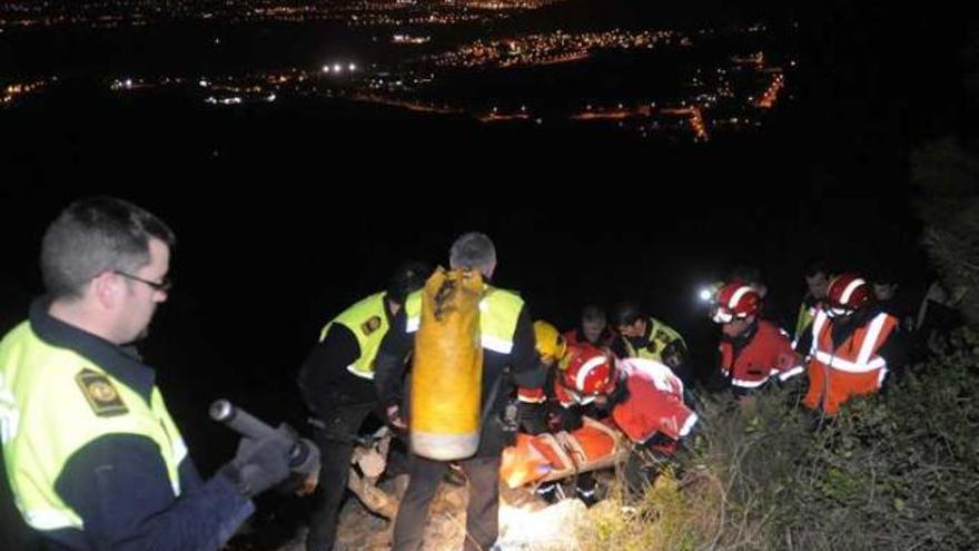 El joven cayó por una pared escapada en la Sierra de Orihuela, lejos del sendero y sin poder moverse.