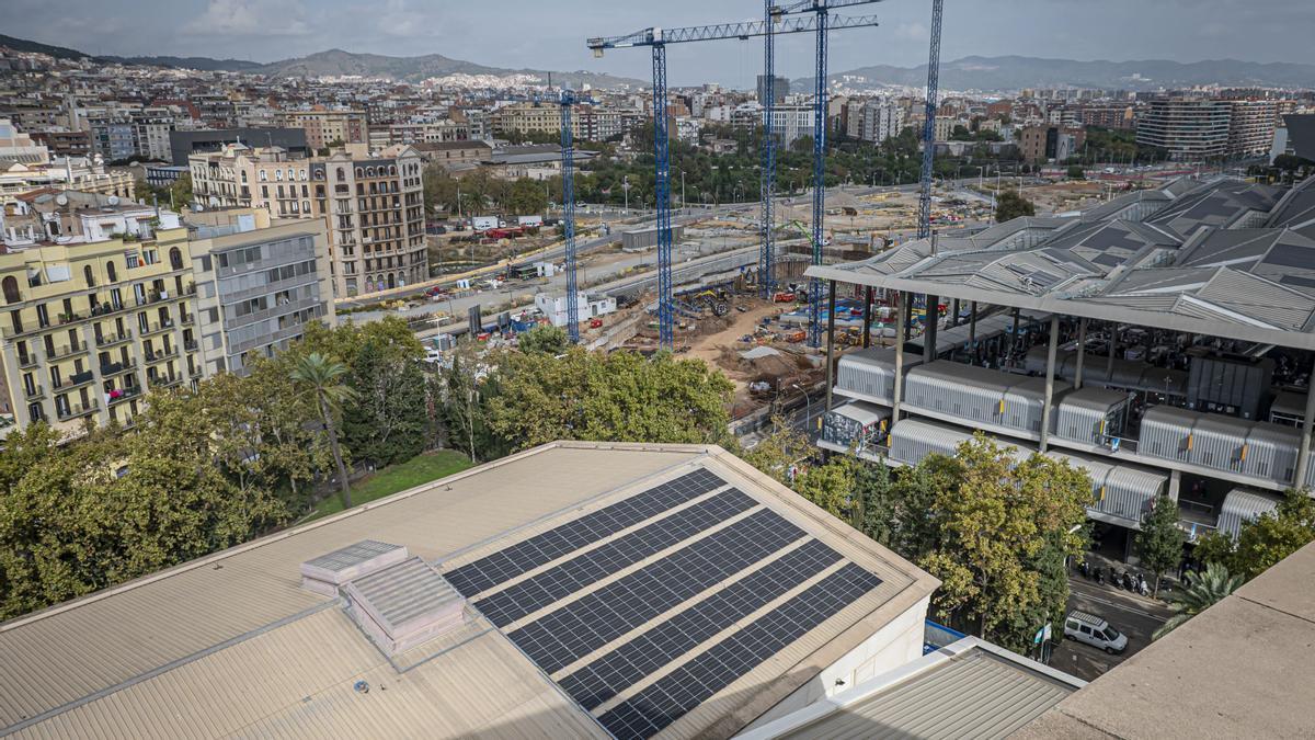 BARCELONA 21/10/2022 ICULT. Fotos del tejado de la Sala Tallers. Han colocado placas solares y eso nos iría muy bien para ilustrar un tema de cómo el alto coste energético amenaza la cultura. AUTOR: MANU MITRU