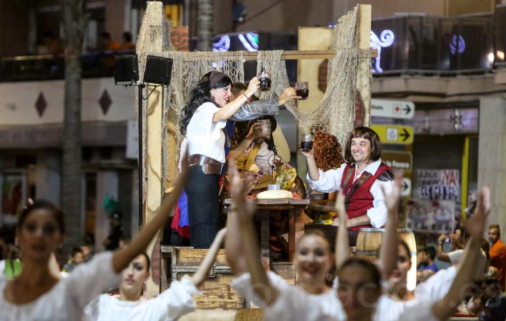 El municipio celebró su llamativa Gran Cabalgata de Disfraces dentro de los actos de las Fiestas de Agosto en honor a la Virgen de la Asunción