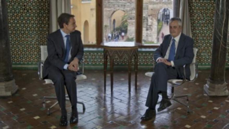 Los presidentes del Gobierno central, José Luis Rodríguez Zapatero (i), y andaluz, José Antonio Griñán,durante la reunión que han mantenido tras el consejo de ministros celebrado hoy en los Reales Alcázares de Sevilla.