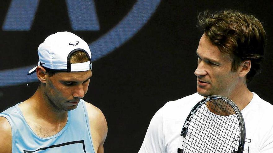 Carlos Moyá da instrucciones a Nadal durante un entrenamiento.