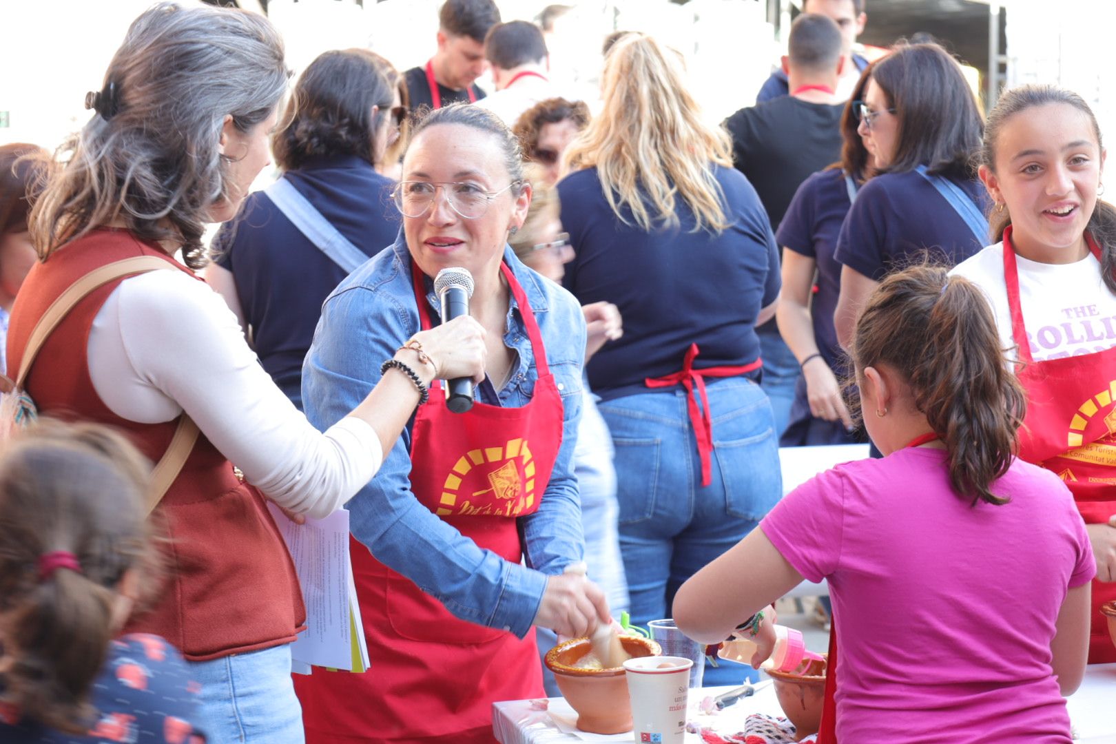 FOTOGALERÍA I Las imágenes de la Nit de la Xulla y del encuentro de elaboración de allioli de las fiestas de Vila-real