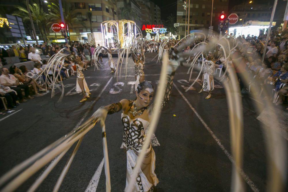 El desfile folclórico internacional de las Hogueras de Alicante llena de color las calles de la ciudad