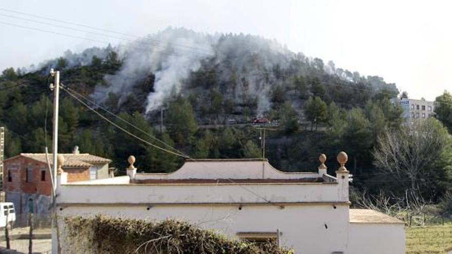 La caída de un poste de luz por el viento causa un incendio que aísla Llucena