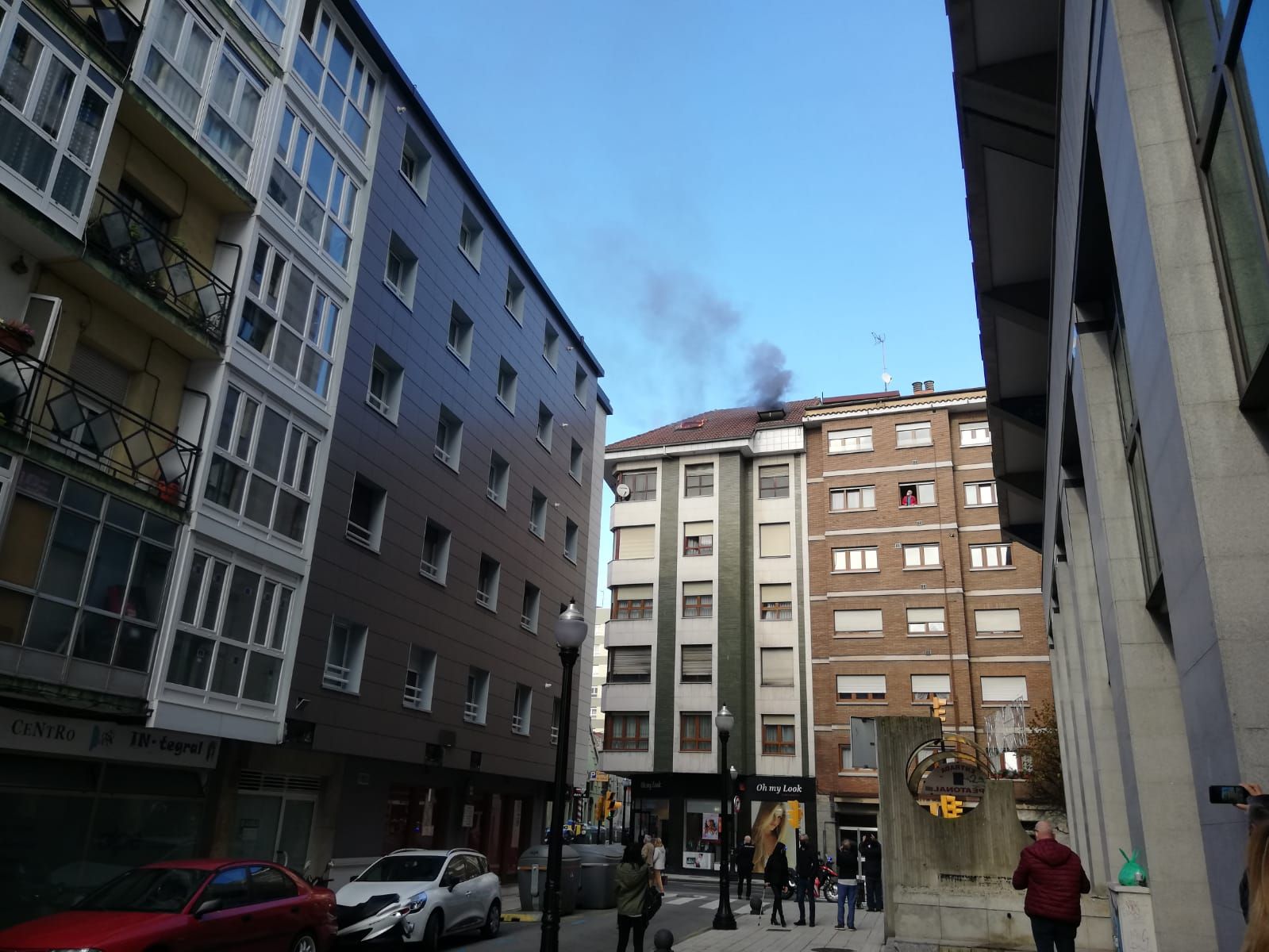 Espectacular incendio de un ático en Gijón