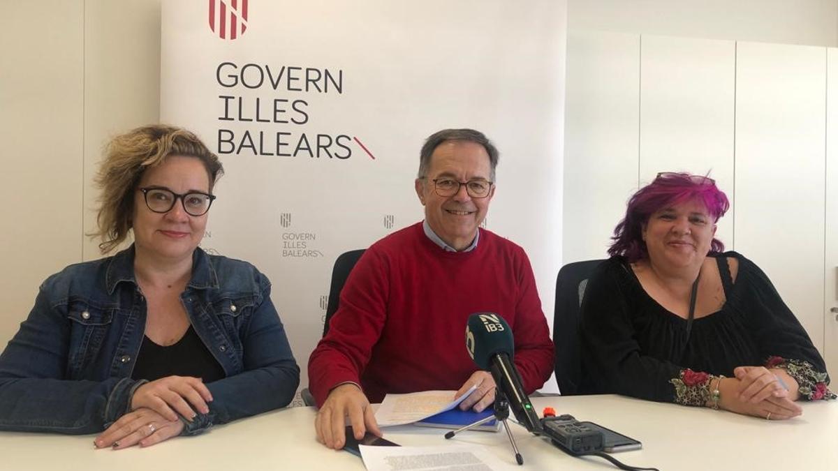 Pilar Ribas, Josep Marí Ribas y Mónica Fernández, durante su comparecencia de ayer.