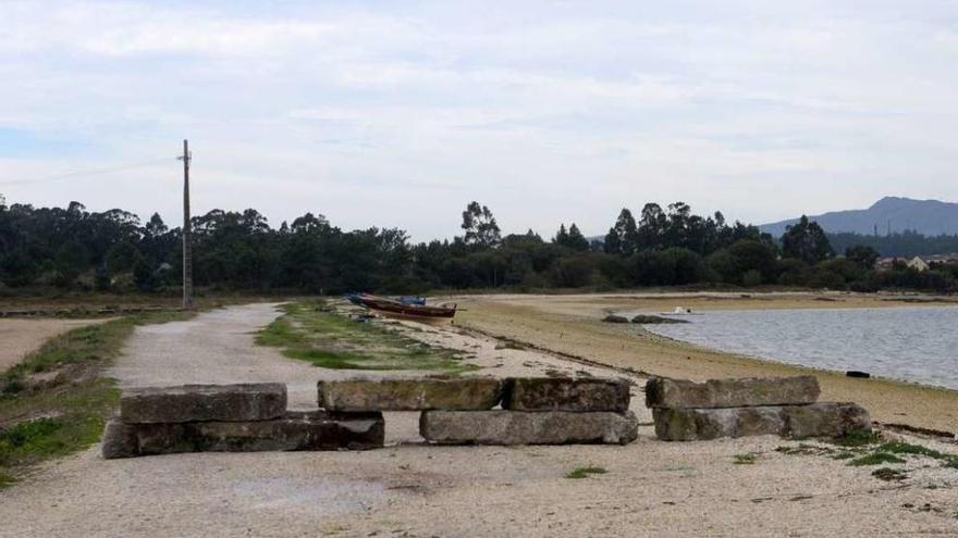 El Concello cerró la pista litoral que transita por encima de la duna de Canteira do Bao. // Noé Parga