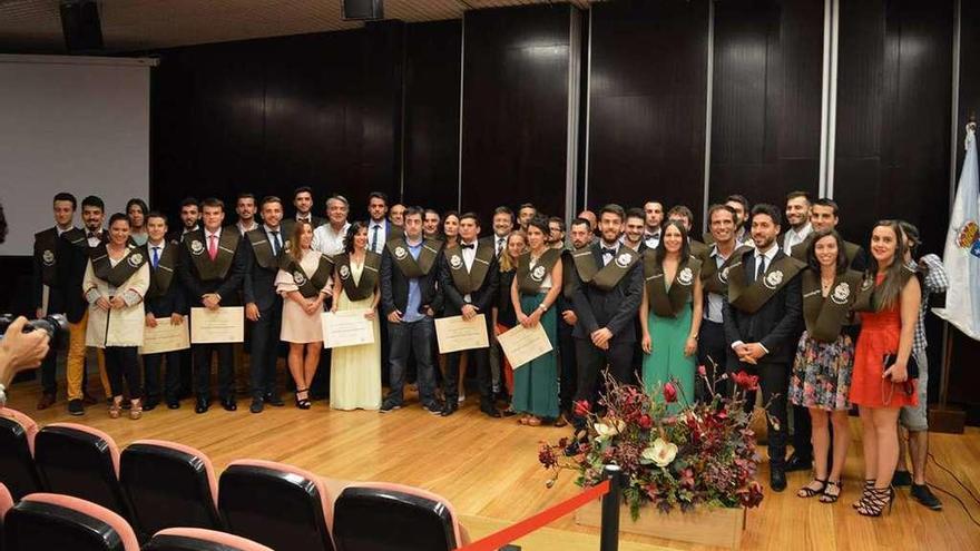 Participantes en la ceremonia, que tuvo lugar en el salón de actos de Forestais. // Duvi