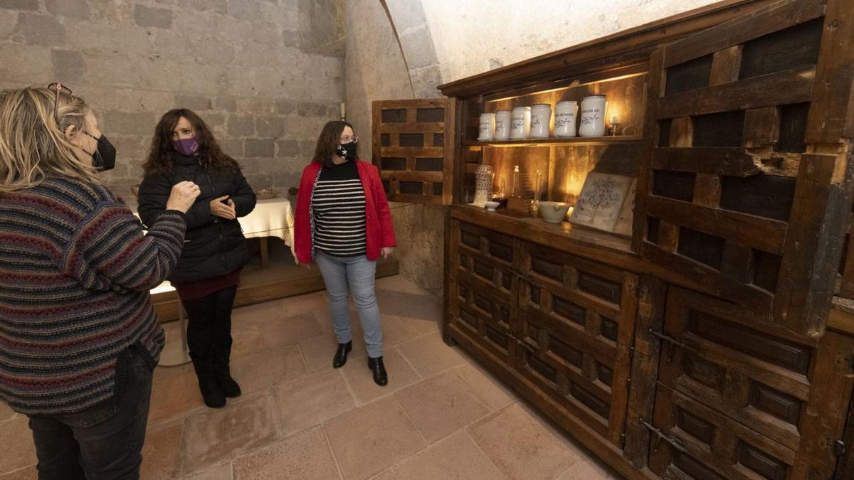 En el comedor han puesto un mueble de la farmacopea medieval que estuvo al servicio de la curación del Papa Luna.  | MEDITERRÁNEO