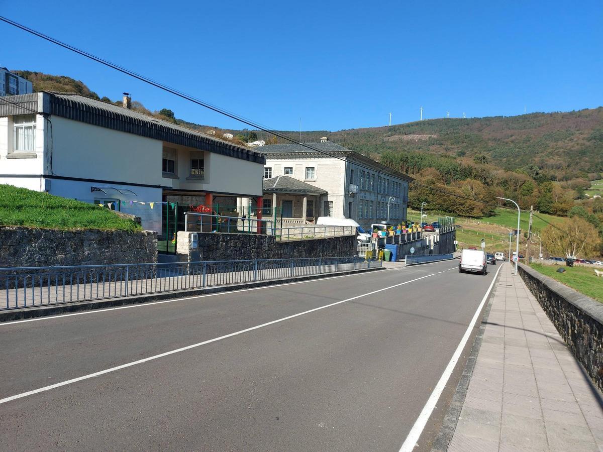 Una vista de las escuelas y, al fondo, la curva donde tuvo lugar el atropello, en una imagen de archivo.