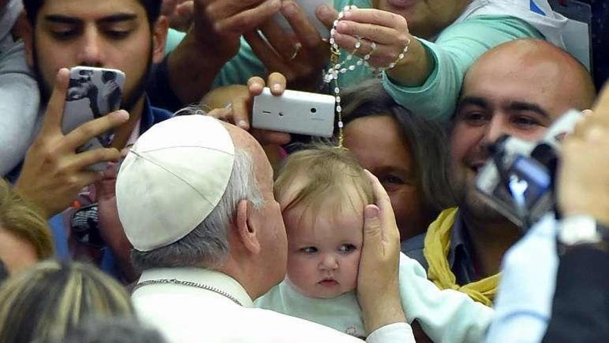 El Papa besa a un bebé en su encuentro con el colectivo gitano. // Efe