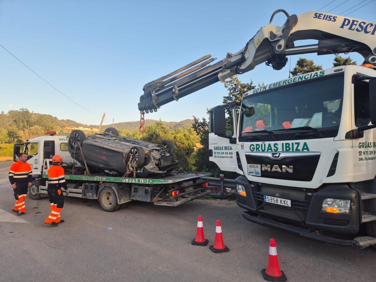Un coche se sale de la vía en la carretera de Comte en Ibiza