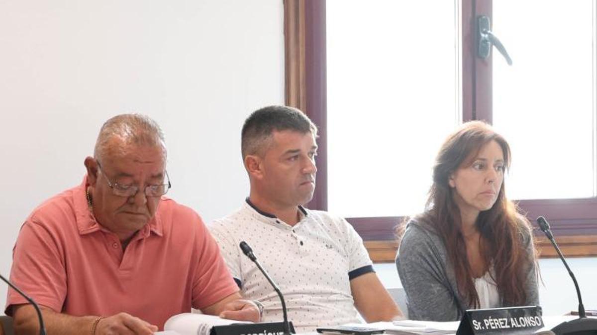 José Antonio Rodríguez y Fátima Granja, con el compañero Javier Pérez Alonso en medio, durante un pleno.