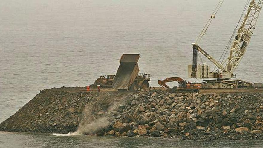 Obras de construcción del dique principal del puerto exterior de punta Langosteira, en el año 2006.