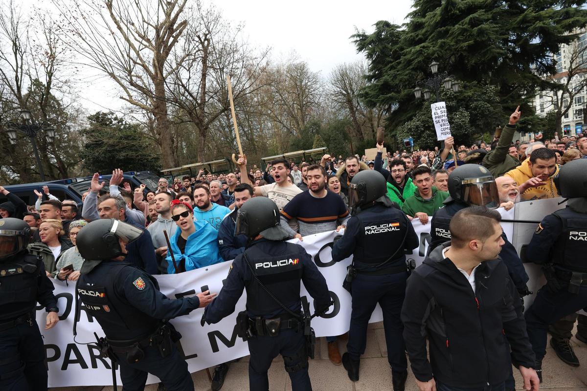 Decenas de personas se enfrentan a la policía, durante la tercera jornada de protestas de los ganaderos y agricultores, en Oviedo.