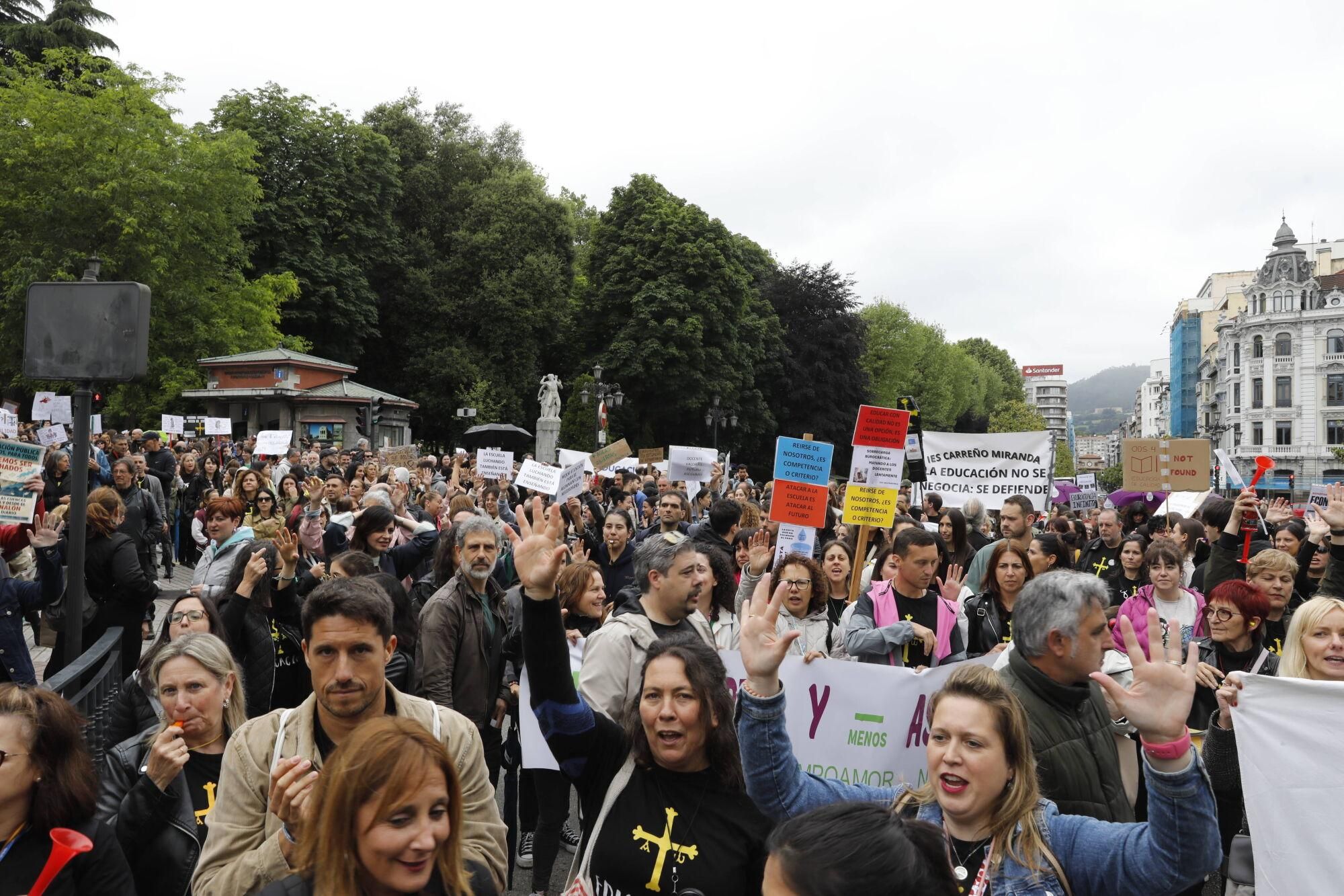 EN IMÁGENES: Nueva manifestación masiva de los docentes, que acabó en la Junta General 